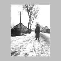 022-0076 Die Dorfstrasse in Richtung Gross Keylau. Links das Anwesen Karl Boenig. Auf der Strasse Werner Kuhr auf Heimaturlaub im Winter 1942-43..jpg